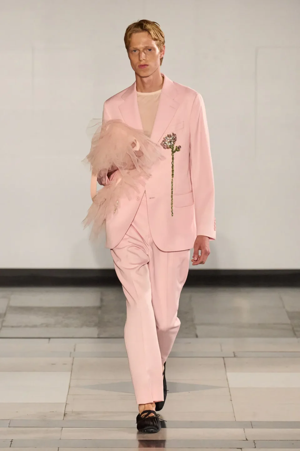00042-simone-rocha-spring-2025-ready-to-wear-credit-gorunway