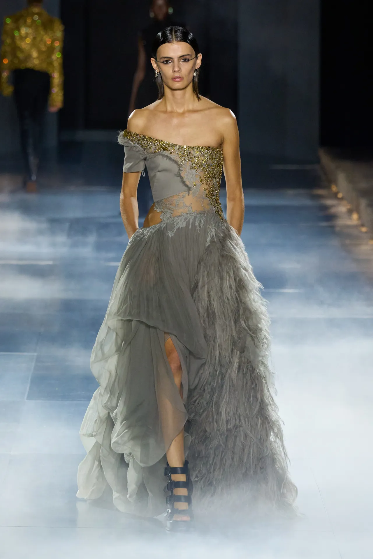 00043-alexander-mcqueen-spring-2025-ready-to-wear-credit-gorunway