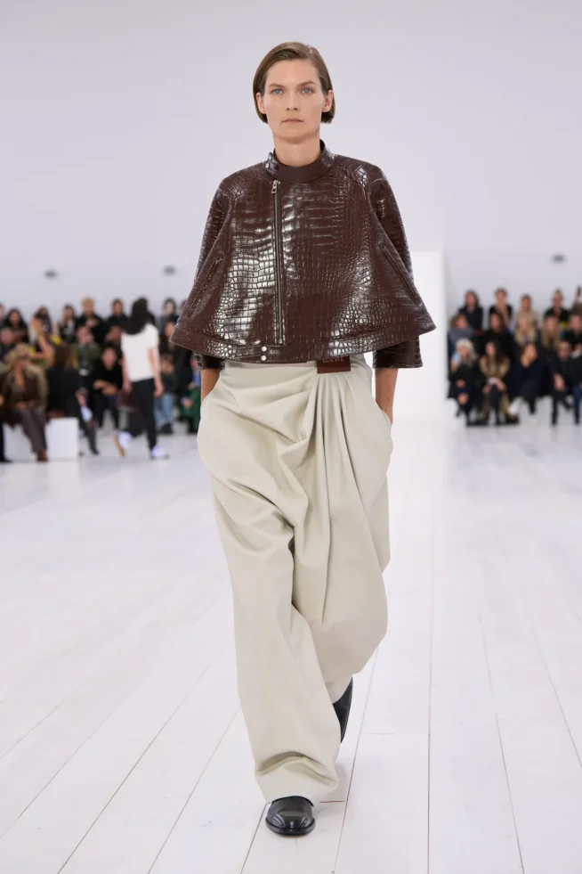00043-loewe-spring-2025-ready-to-wear-credit-gorunway