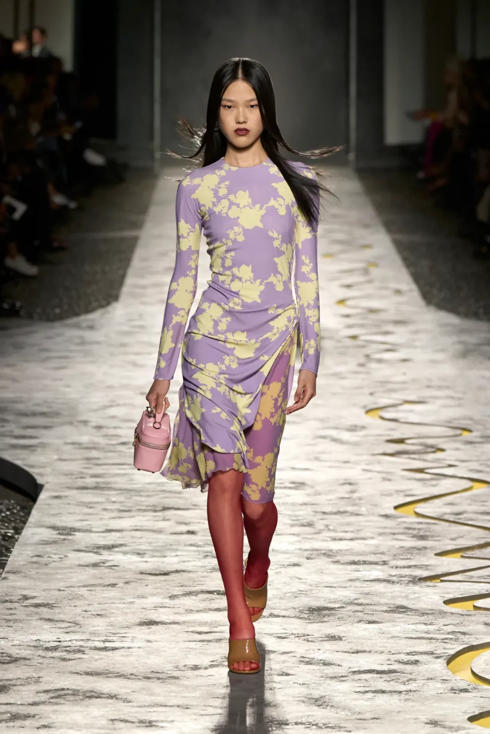 00044-versace-spring-2025-ready-to-wear-credit-gorunway