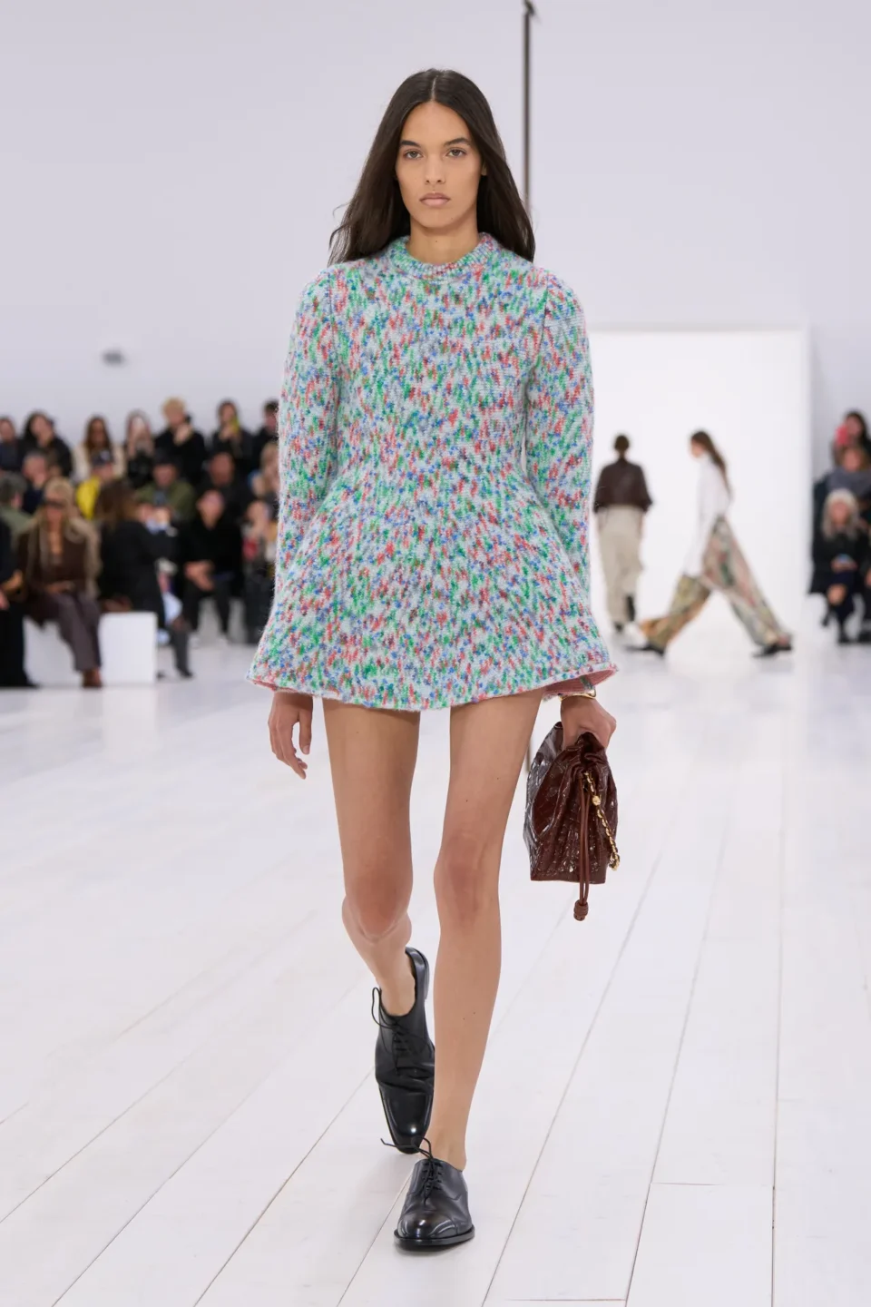 00049-loewe-spring-2025-ready-to-wear-credit-gorunway