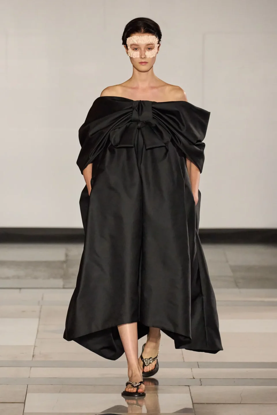 00049-simone-rocha-spring-2025-ready-to-wear-credit-gorunway