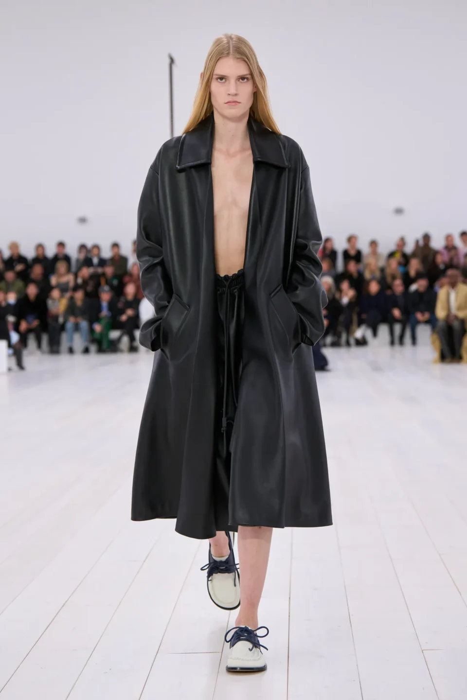 00051-loewe-spring-2025-ready-to-wear-credit-gorunway
