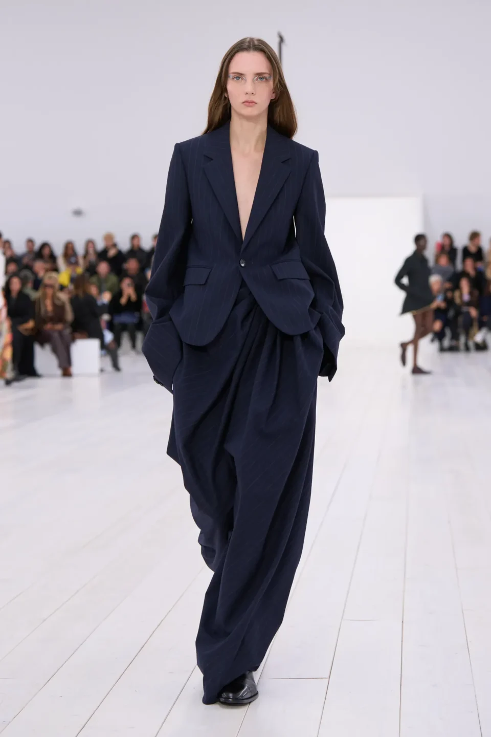 00052-loewe-spring-2025-ready-to-wear-credit-gorunway