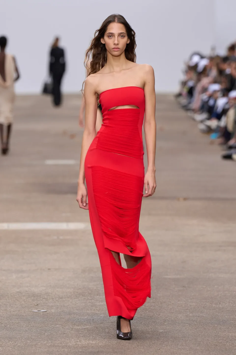 00053-stella-mccartney-spring-2025-ready-to-wear-credit-gorunway