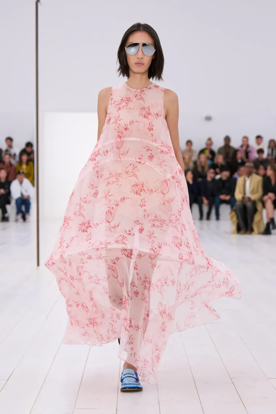 00054-loewe-spring-2025-ready-to-wear-credit-gorunway