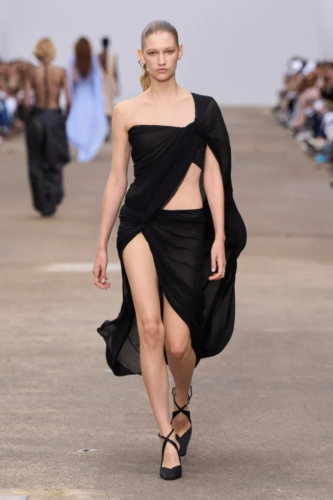 00054-stella-mccartney-spring-2025-ready-to-wear-credit-gorunway