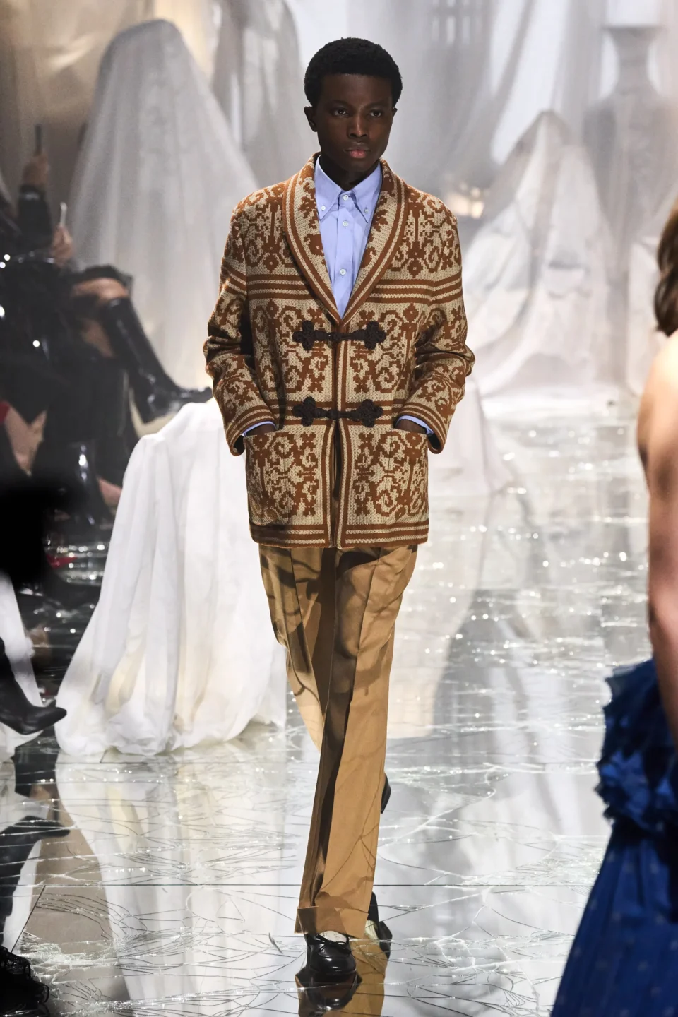 00054-valentino-spring-2025-ready-to-wear-credit-gorunway