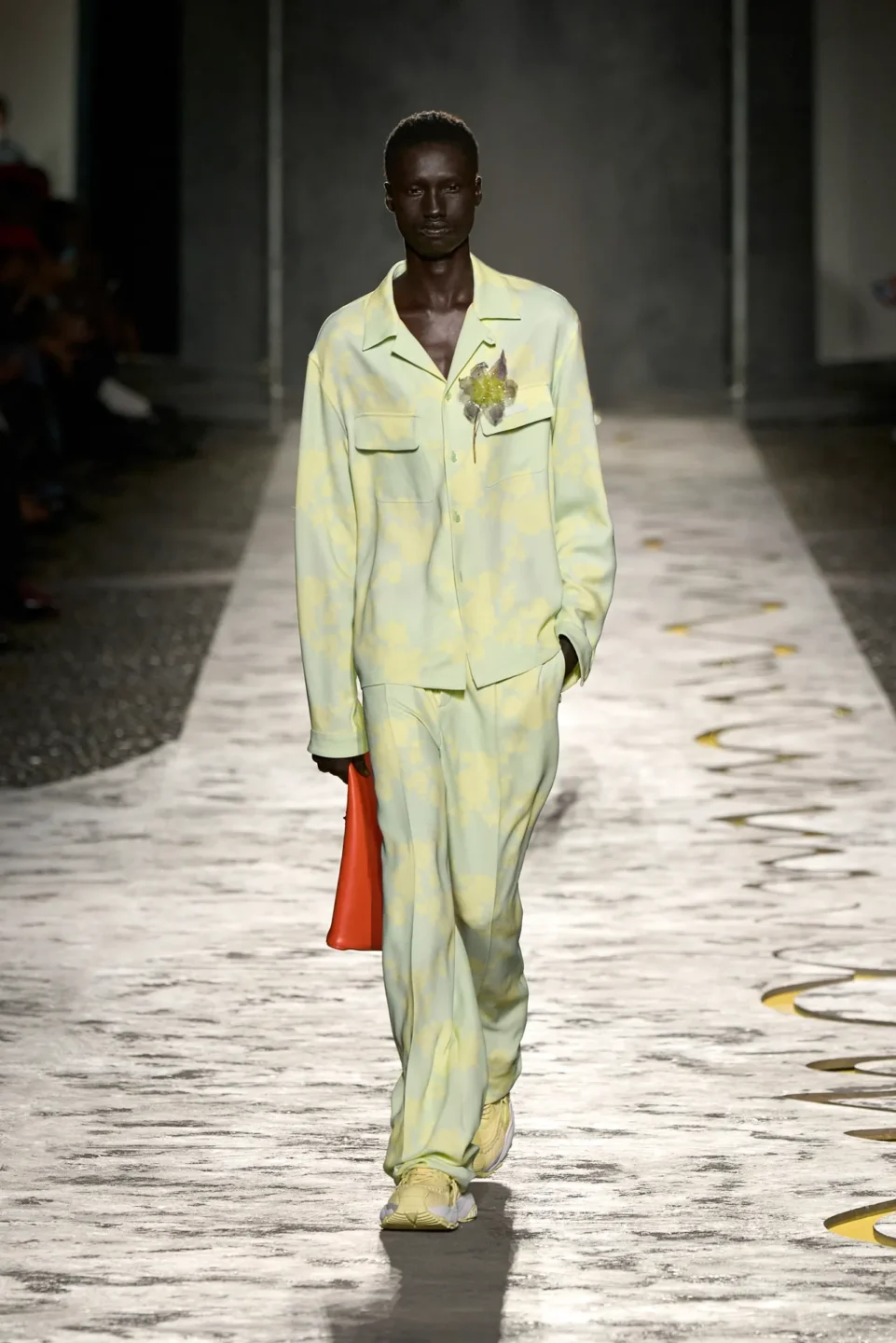 00054-versace-spring-2025-ready-to-wear-credit-gorunway