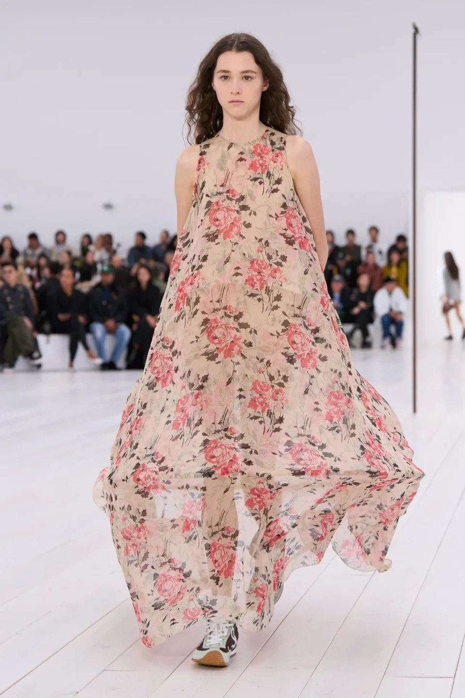00055-loewe-spring-2025-ready-to-wear-credit-gorunway
