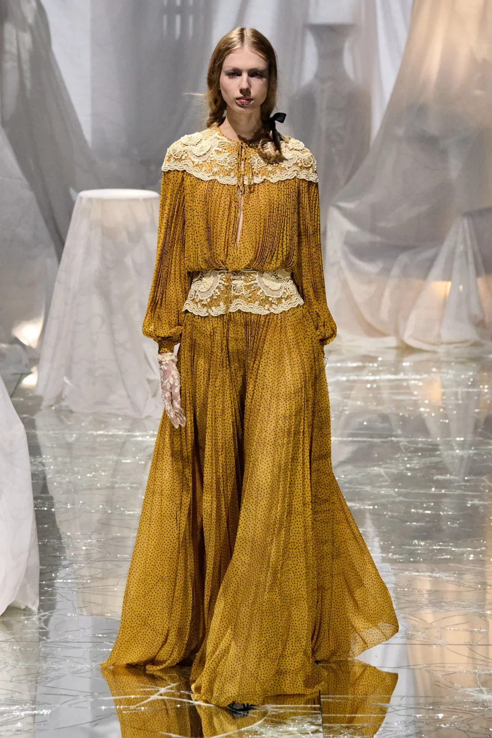 00060-valentino-spring-2025-ready-to-wear-credit-gorunway
