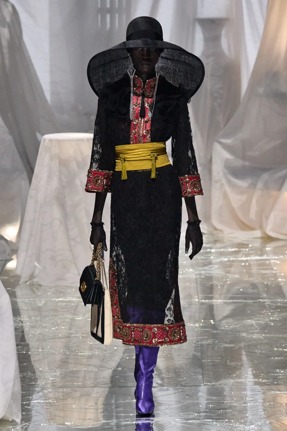 00062-valentino-spring-2025-ready-to-wear-credit-gorunway