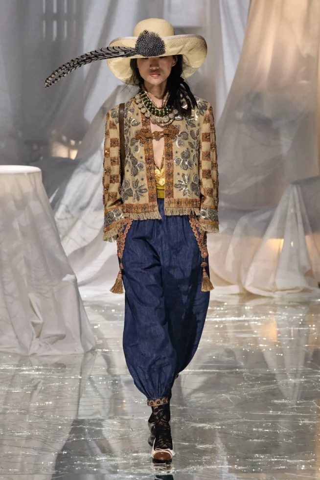 00068-valentino-spring-2025-ready-to-wear-credit-gorunway