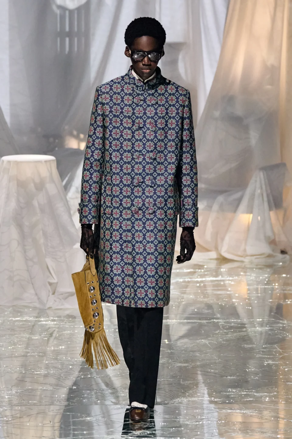 00072-valentino-spring-2025-ready-to-wear-credit-gorunway