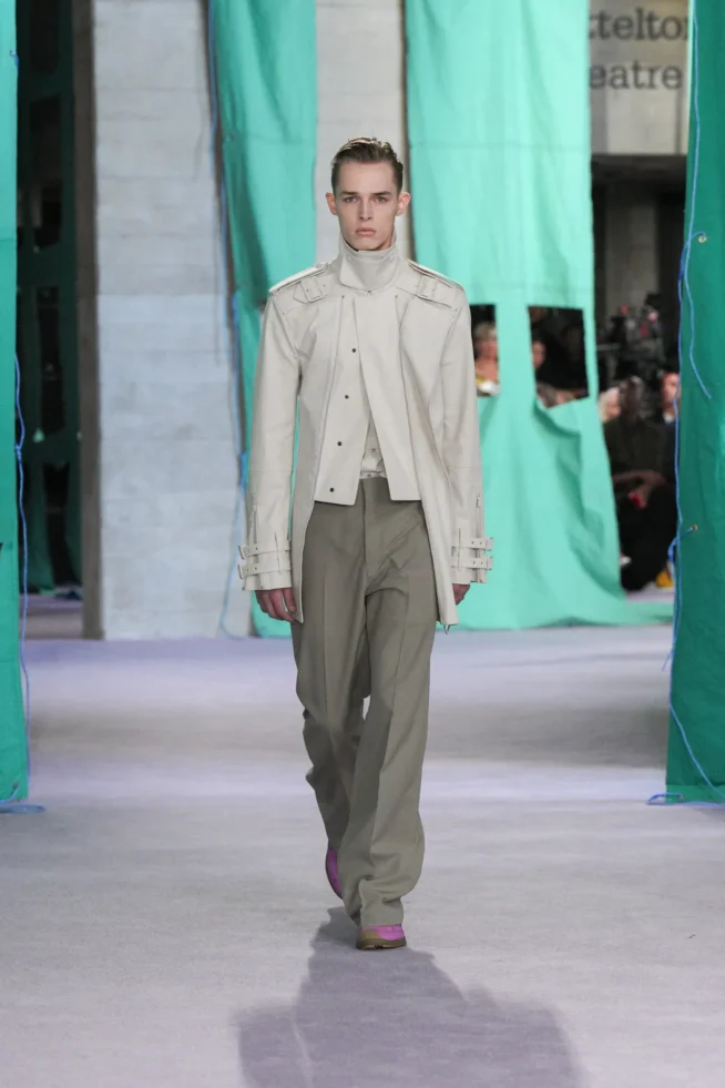 DT_BURBERRY_2024_SS25_SEPTEMBER_SHOW_RUNWAY_LOOK_01_RGB_CROPPED_2x3