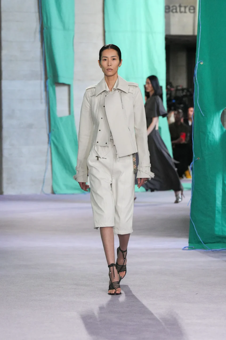 DT_BURBERRY_2024_SS25_SEPTEMBER_SHOW_RUNWAY_LOOK_02_RGB_CROPPED_2x3