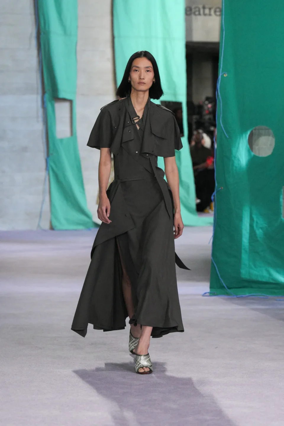 DT_BURBERRY_2024_SS25_SEPTEMBER_SHOW_RUNWAY_LOOK_03_RGB_CROPPED_2x3