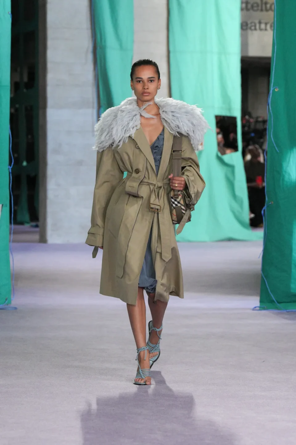 DT_BURBERRY_2024_SS25_SEPTEMBER_SHOW_RUNWAY_LOOK_04_RGB_CROPPED_2x3
