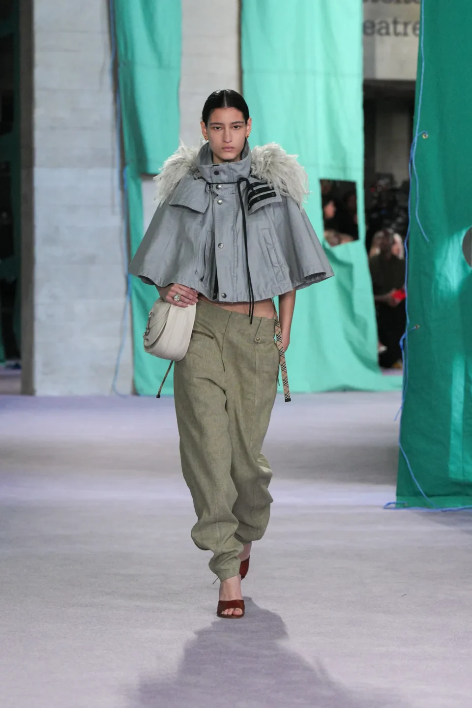 DT_BURBERRY_2024_SS25_SEPTEMBER_SHOW_RUNWAY_LOOK_05_RGB_CROPPED_2x3