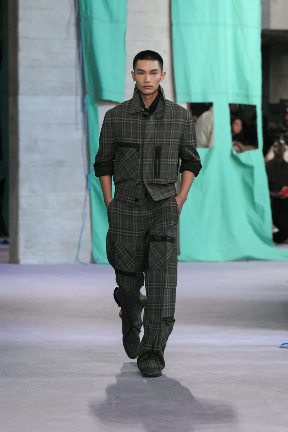 DT_BURBERRY_2024_SS25_SEPTEMBER_SHOW_RUNWAY_LOOK_06_RGB_CROPPED_2x3