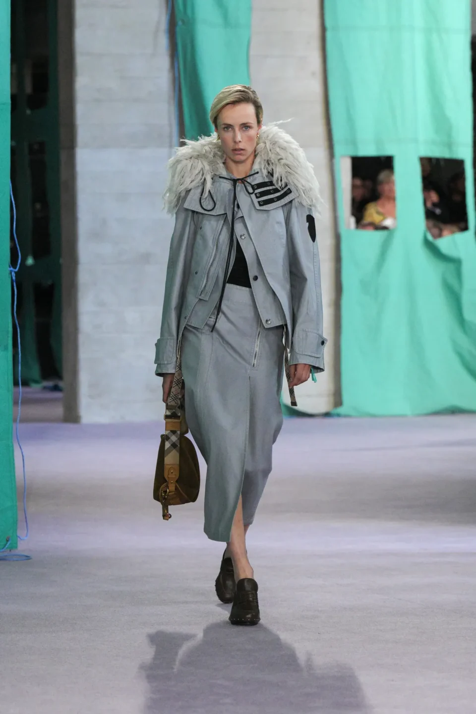 DT_BURBERRY_2024_SS25_SEPTEMBER_SHOW_RUNWAY_LOOK_07_RGB_CROPPED_2x3