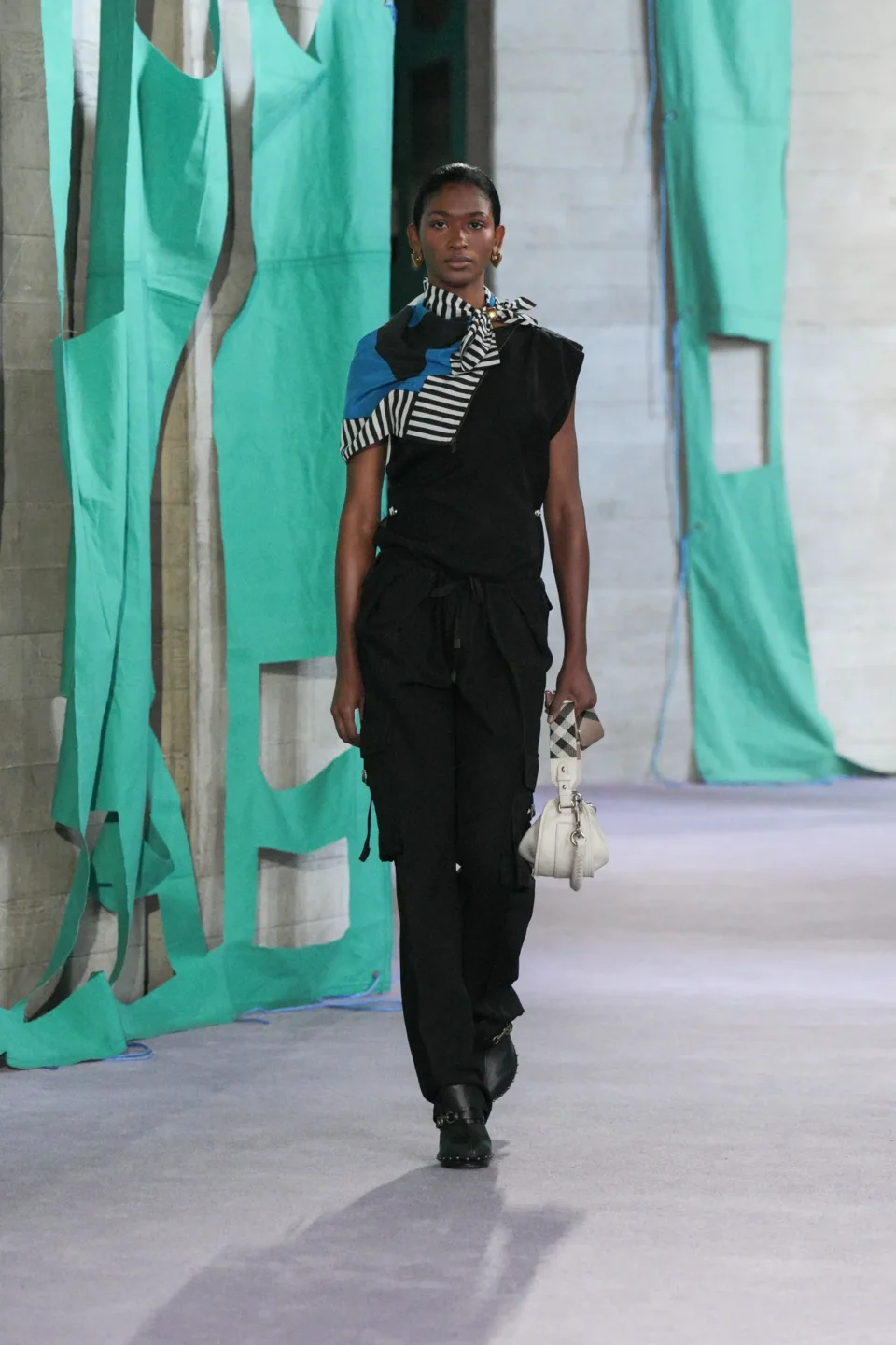 DT_BURBERRY_2024_SS25_SEPTEMBER_SHOW_RUNWAY_LOOK_09_RGB_CROPPED_2x3