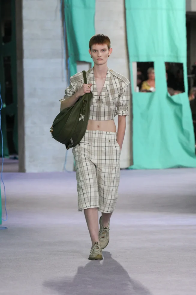 DT_BURBERRY_2024_SS25_SEPTEMBER_SHOW_RUNWAY_LOOK_11_RGB_CROPPED_2x3