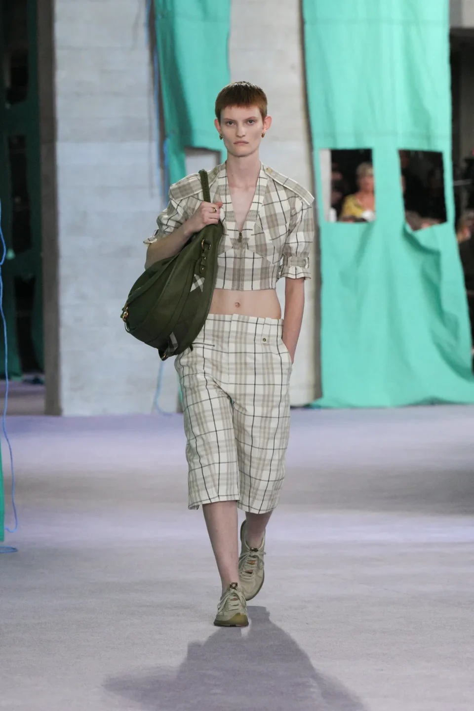 DT_BURBERRY_2024_SS25_SEPTEMBER_SHOW_RUNWAY_LOOK_11_RGB_CROPPED_2x3