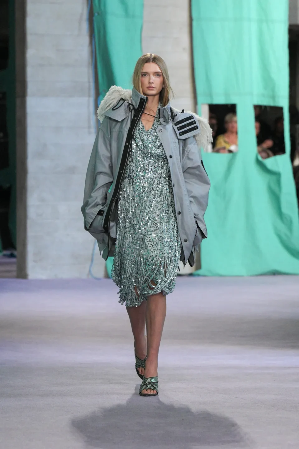 DT_BURBERRY_2024_SS25_SEPTEMBER_SHOW_RUNWAY_LOOK_12_RGB_CROPPED_2x3