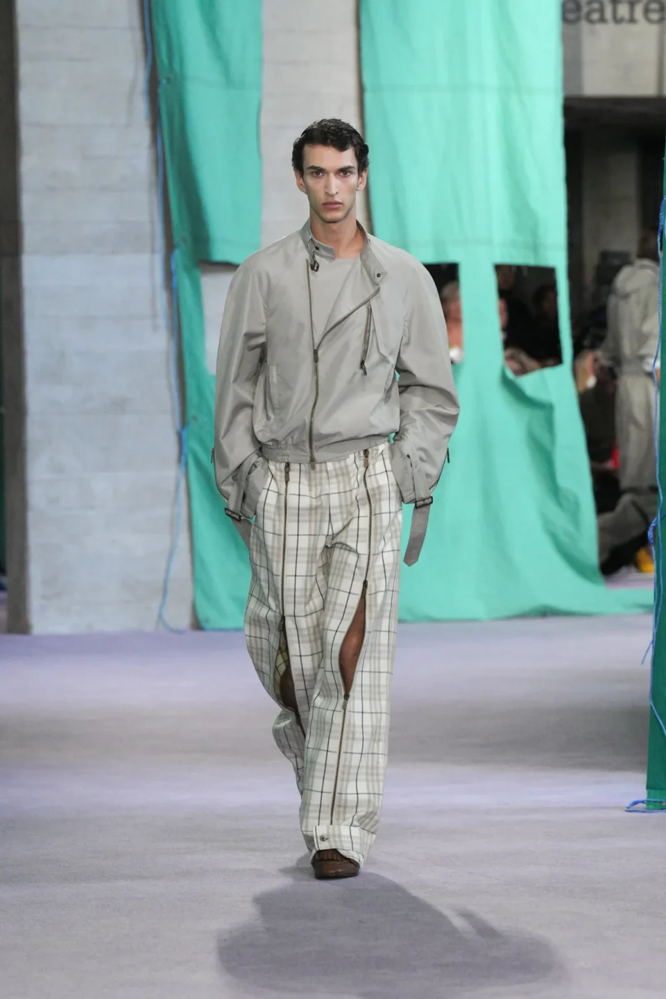 DT_BURBERRY_2024_SS25_SEPTEMBER_SHOW_RUNWAY_LOOK_13_RGB_CROPPED_2x3