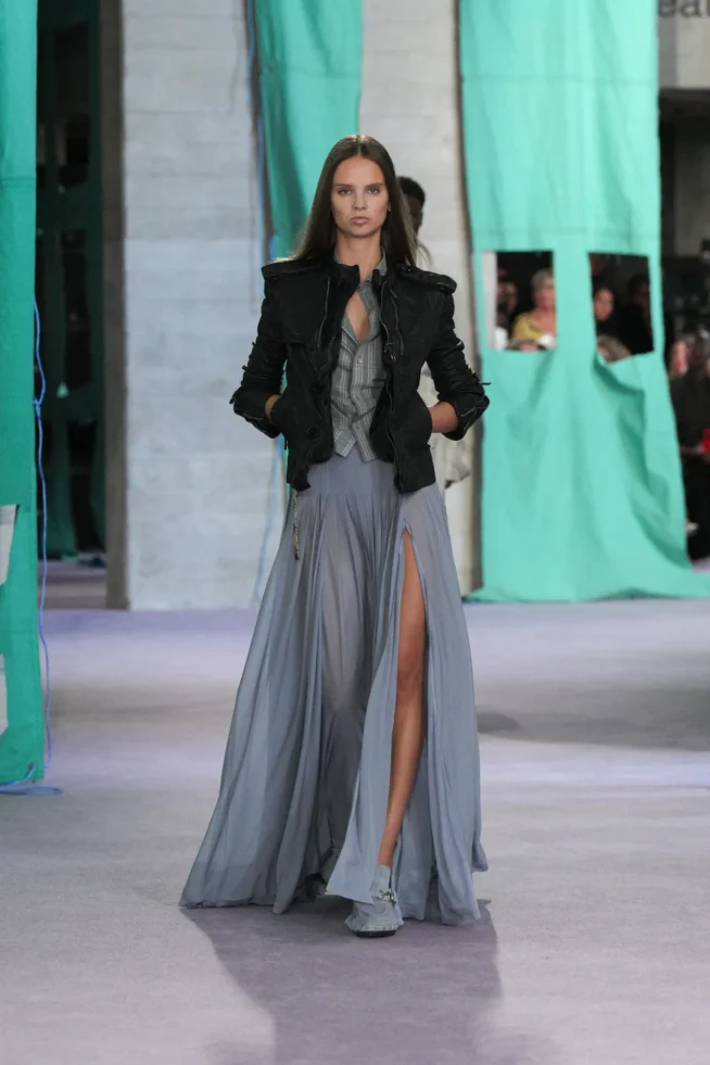DT_BURBERRY_2024_SS25_SEPTEMBER_SHOW_RUNWAY_LOOK_14_RGB_CROPPED_2x3