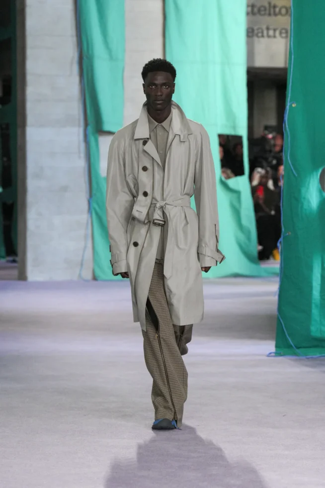 DT_BURBERRY_2024_SS25_SEPTEMBER_SHOW_RUNWAY_LOOK_15_RGB_CROPPED_2x3