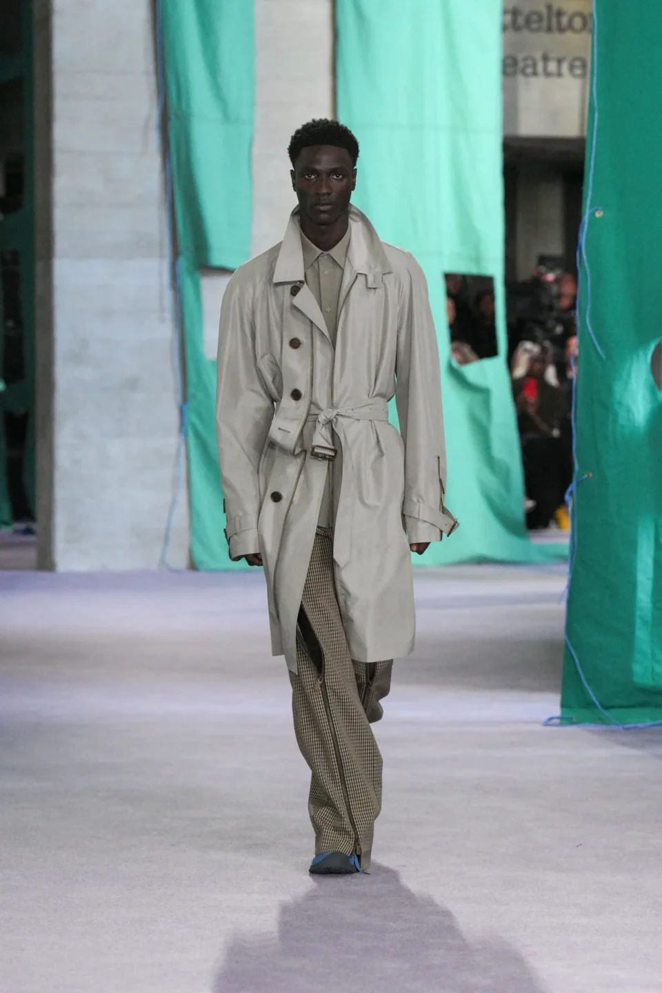 DT_BURBERRY_2024_SS25_SEPTEMBER_SHOW_RUNWAY_LOOK_15_RGB_CROPPED_2x3