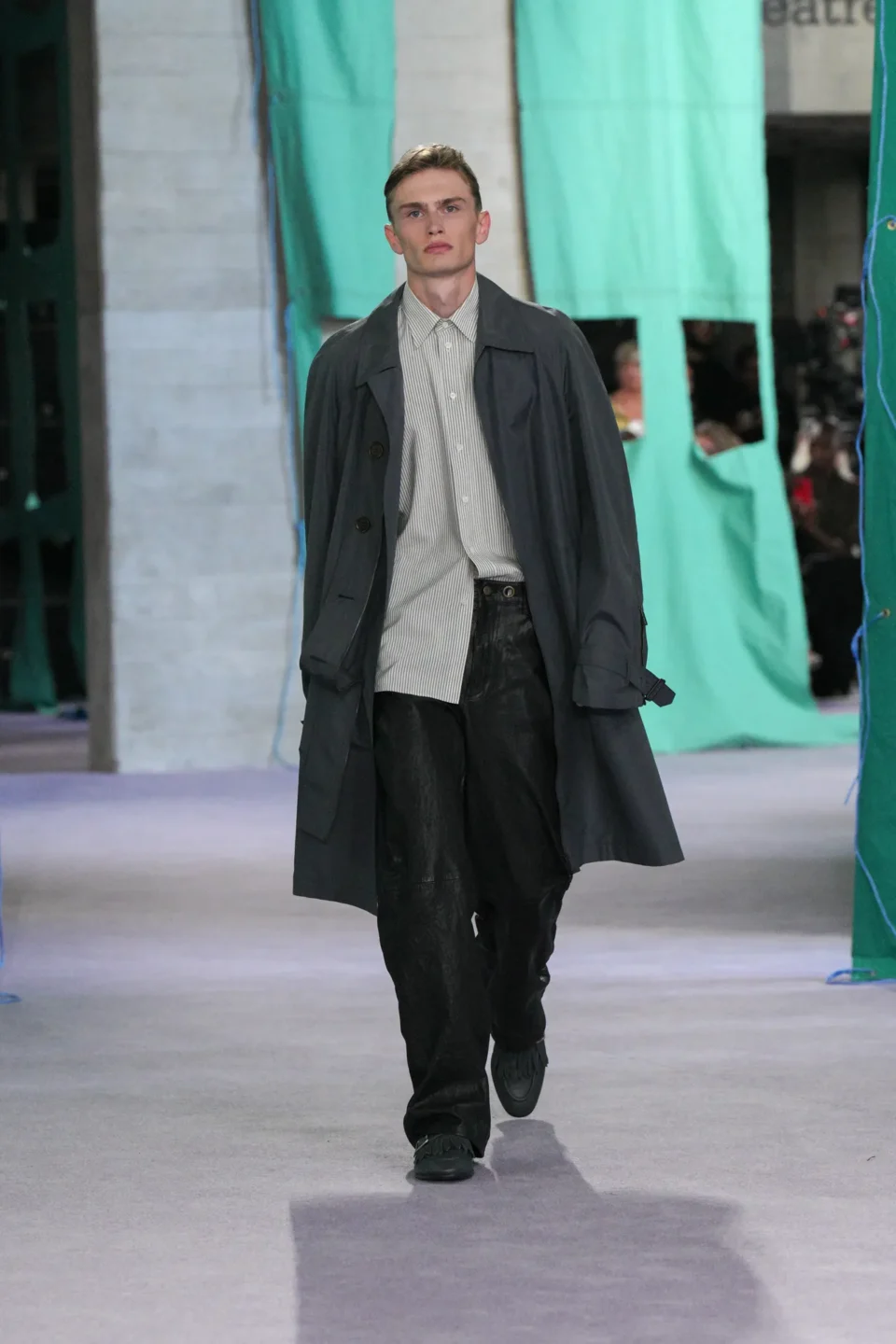 DT_BURBERRY_2024_SS25_SEPTEMBER_SHOW_RUNWAY_LOOK_16_RGB_CROPPED_2x3