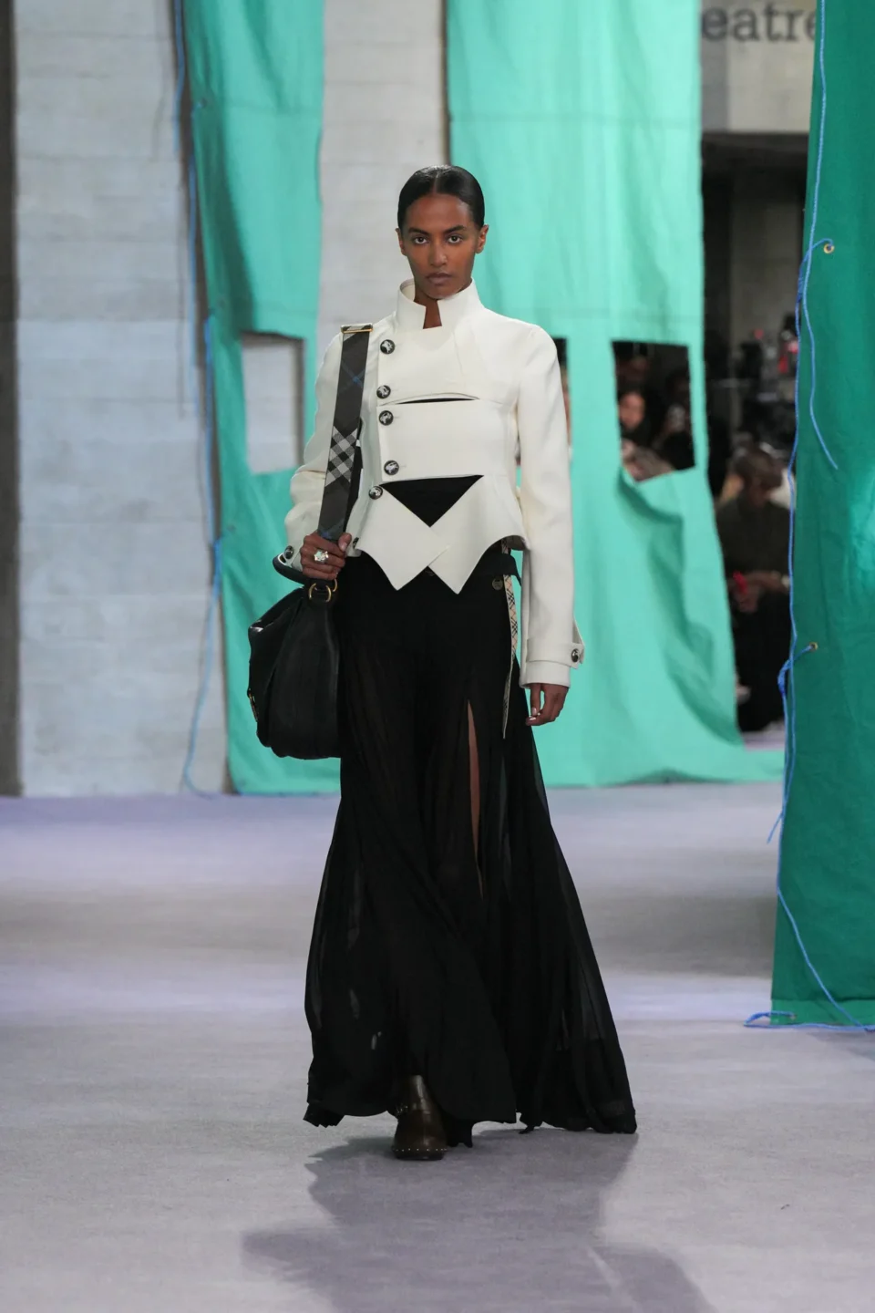 DT_BURBERRY_2024_SS25_SEPTEMBER_SHOW_RUNWAY_LOOK_17_RGB_CROPPED_2x3