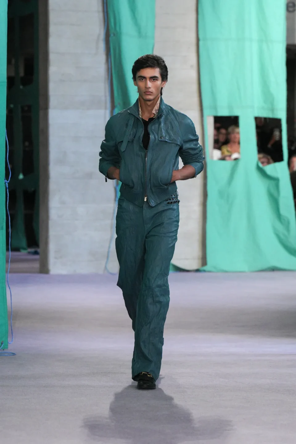 DT_BURBERRY_2024_SS25_SEPTEMBER_SHOW_RUNWAY_LOOK_18_RGB_CROPPED_2x3