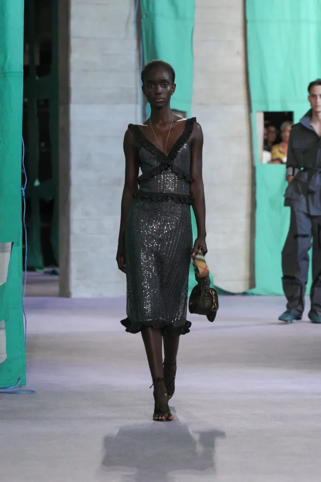 DT_BURBERRY_2024_SS25_SEPTEMBER_SHOW_RUNWAY_LOOK_19_RGB_CROPPED_2x3