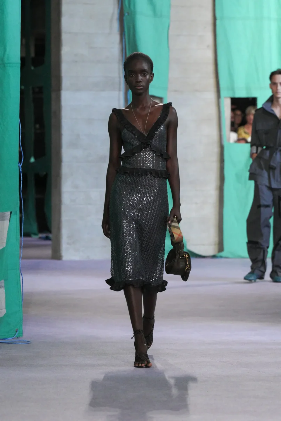 DT_BURBERRY_2024_SS25_SEPTEMBER_SHOW_RUNWAY_LOOK_19_RGB_CROPPED_2x3