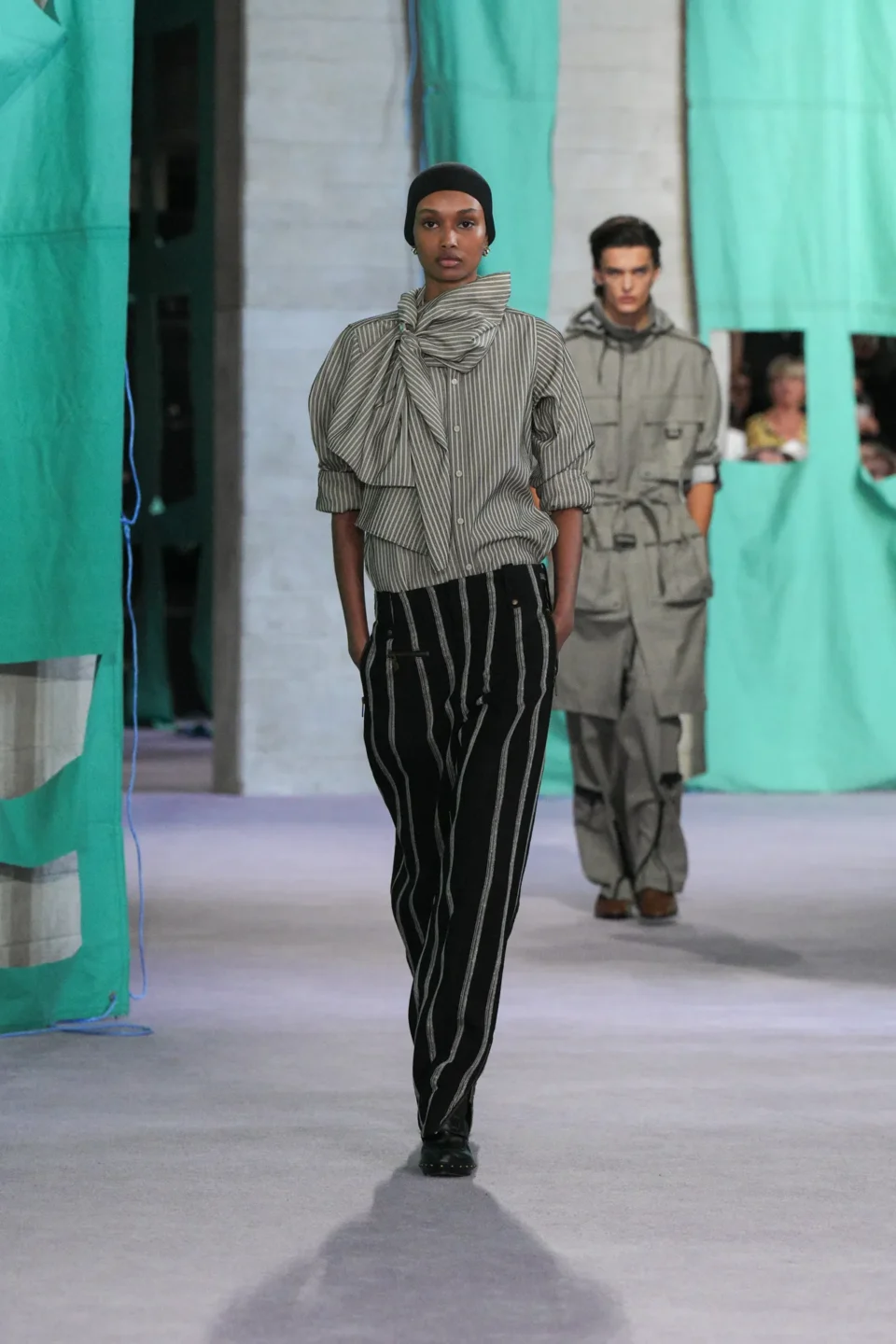 DT_BURBERRY_2024_SS25_SEPTEMBER_SHOW_RUNWAY_LOOK_21_RGB_CROPPED_2x3