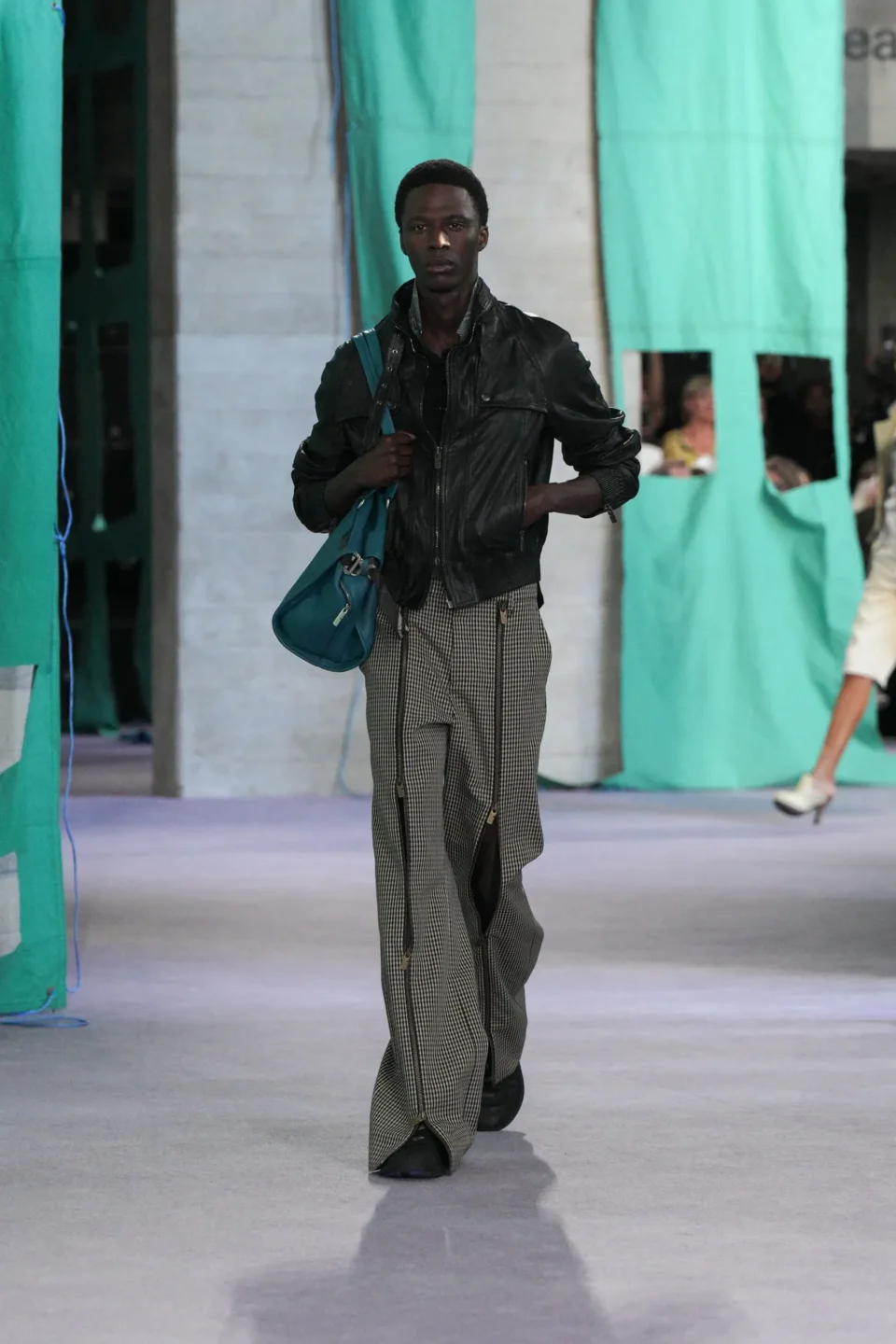 DT_BURBERRY_2024_SS25_SEPTEMBER_SHOW_RUNWAY_LOOK_23_RGB_CROPPED_2x3