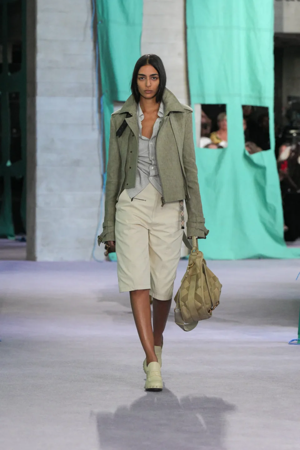 DT_BURBERRY_2024_SS25_SEPTEMBER_SHOW_RUNWAY_LOOK_24_RGB_CROPPED_2x3