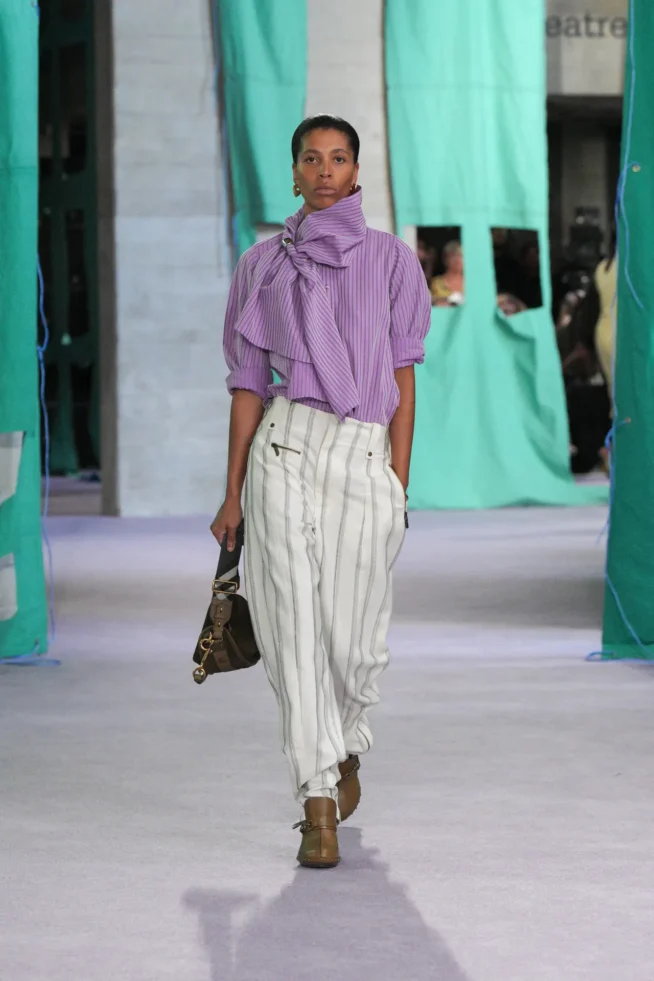 DT_BURBERRY_2024_SS25_SEPTEMBER_SHOW_RUNWAY_LOOK_25_RGB_CROPPED_2x3