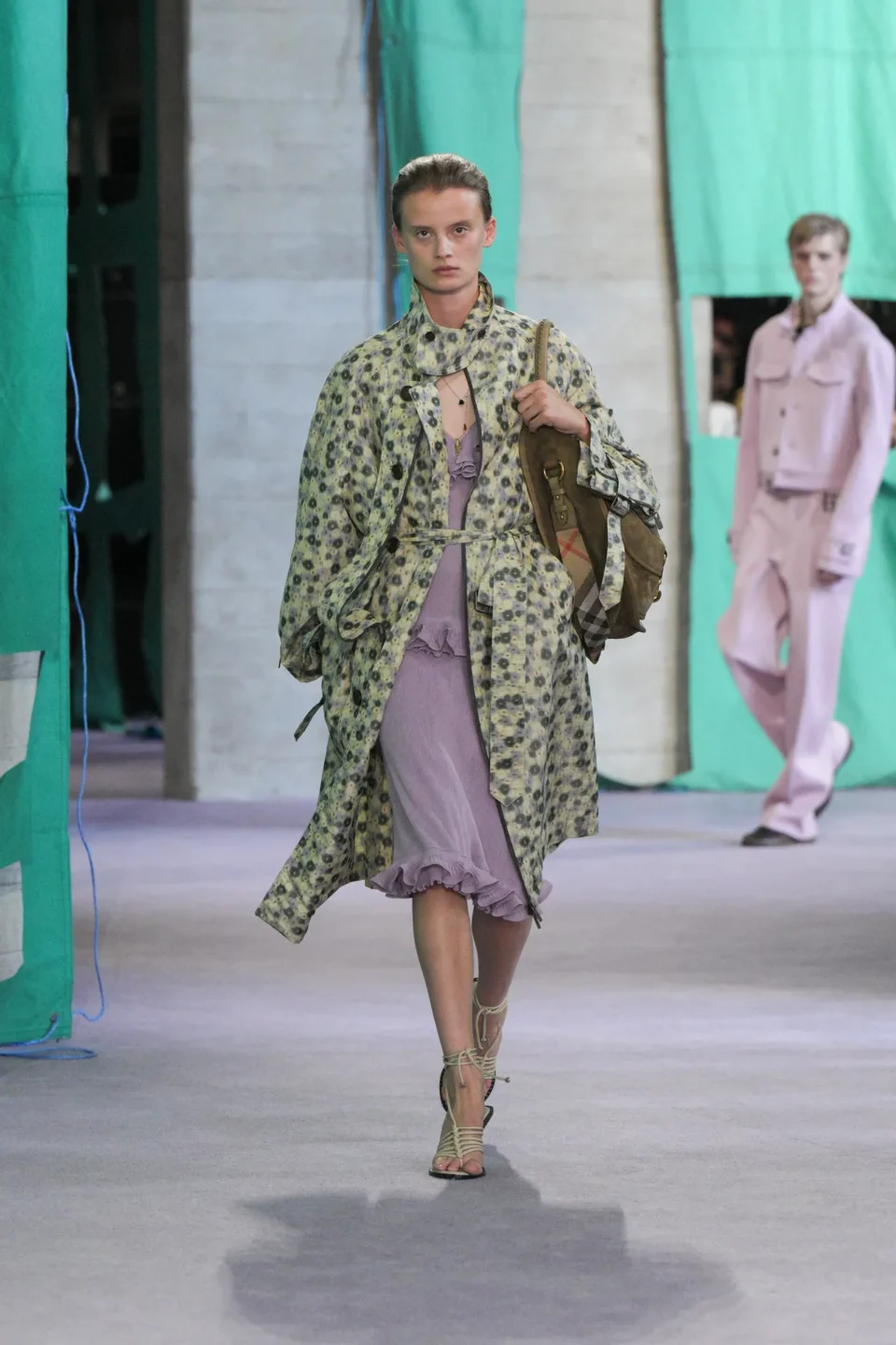 DT_BURBERRY_2024_SS25_SEPTEMBER_SHOW_RUNWAY_LOOK_26_RGB_CROPPED_2x3