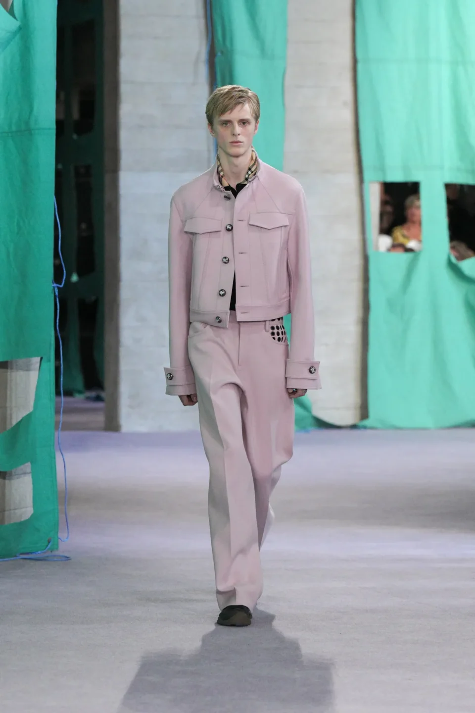 DT_BURBERRY_2024_SS25_SEPTEMBER_SHOW_RUNWAY_LOOK_27_RGB_CROPPED_2x3