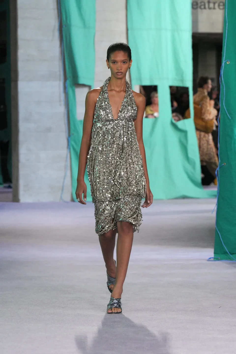 DT_BURBERRY_2024_SS25_SEPTEMBER_SHOW_RUNWAY_LOOK_28_RGB_CROPPED_2x3