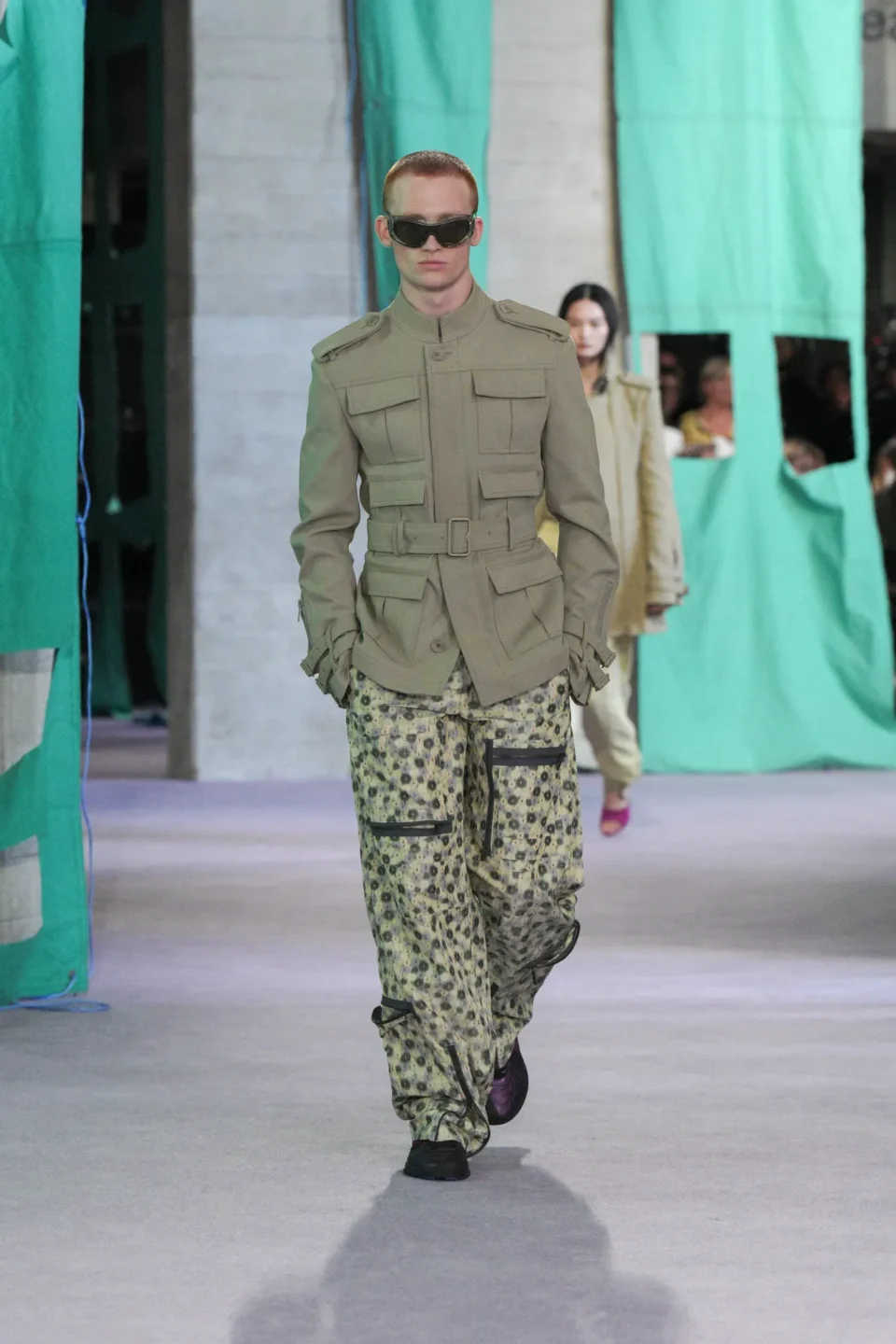 DT_BURBERRY_2024_SS25_SEPTEMBER_SHOW_RUNWAY_LOOK_29_RGB_CROPPED_2x3