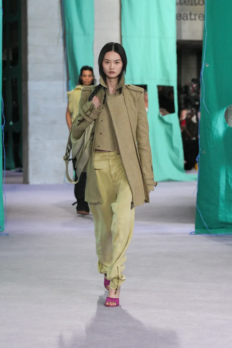 DT_BURBERRY_2024_SS25_SEPTEMBER_SHOW_RUNWAY_LOOK_30_RGB_CROPPED_2x3