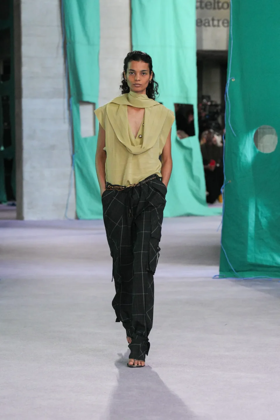 DT_BURBERRY_2024_SS25_SEPTEMBER_SHOW_RUNWAY_LOOK_31_RGB_CROPPED_2x3