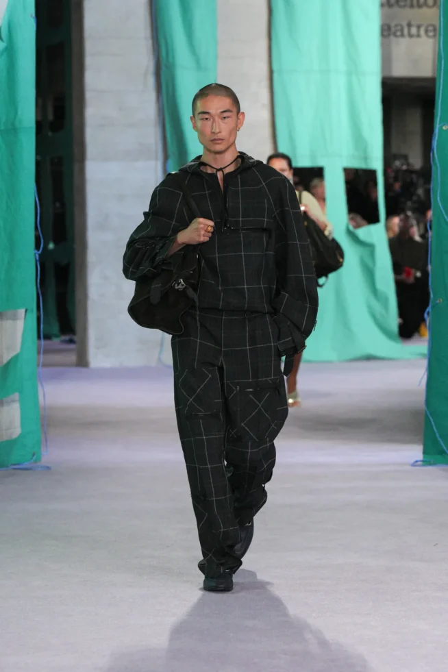DT_BURBERRY_2024_SS25_SEPTEMBER_SHOW_RUNWAY_LOOK_32_RGB_CROPPED_2x3