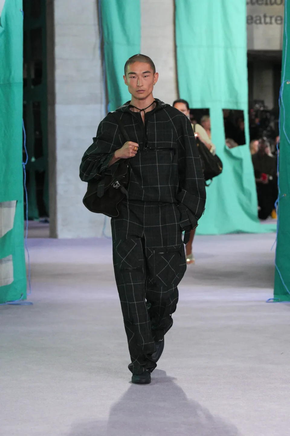 DT_BURBERRY_2024_SS25_SEPTEMBER_SHOW_RUNWAY_LOOK_32_RGB_CROPPED_2x3